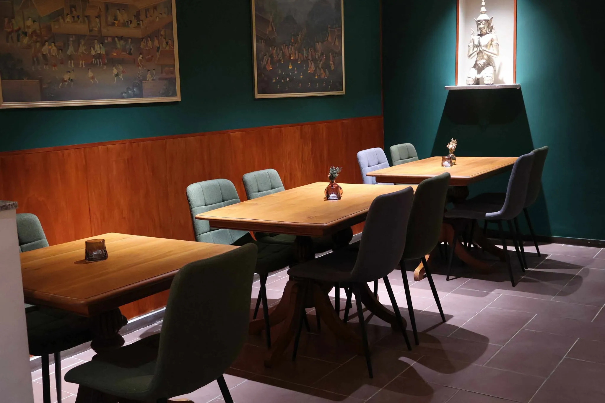 Dining room with elegant decor