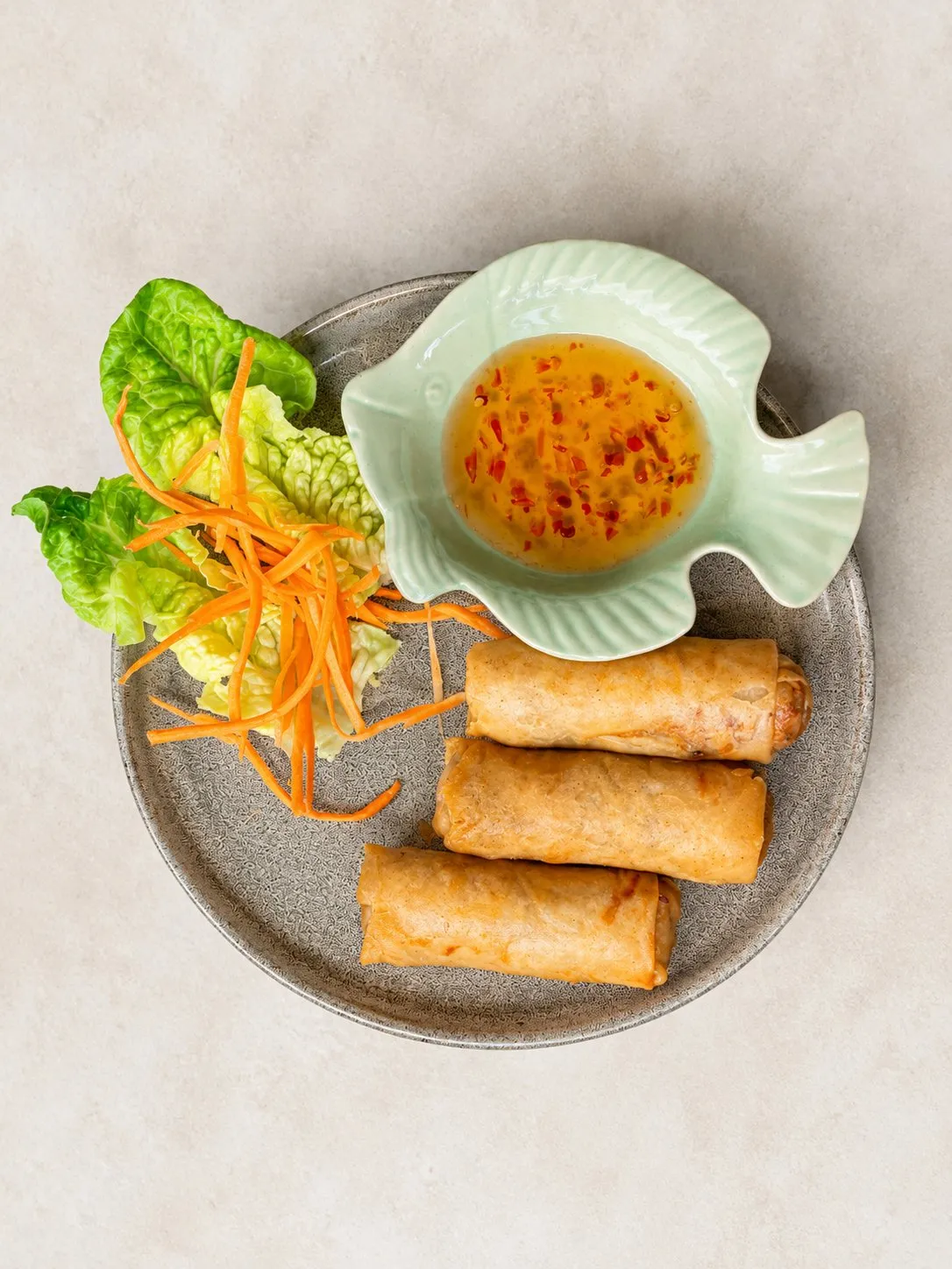 Thai Frühlingsrollen – Knusprig frittierte Rollen mit Gemüse, dazu süß-scharfe Chilisauce.
