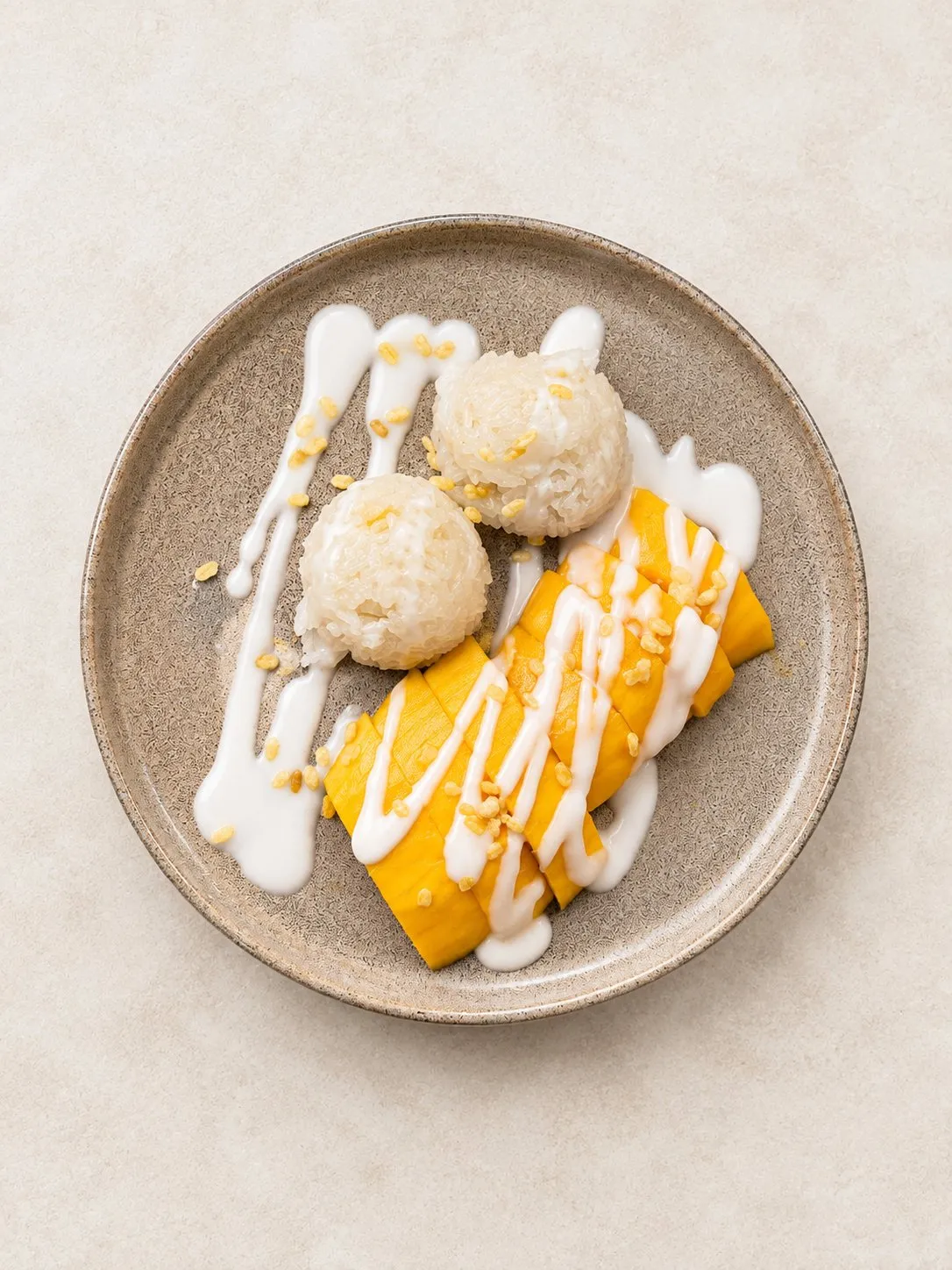 Khao Niaow Ma Muang – Süßer Klebreis mit Kokosmilch und frischer, reifer Mango.