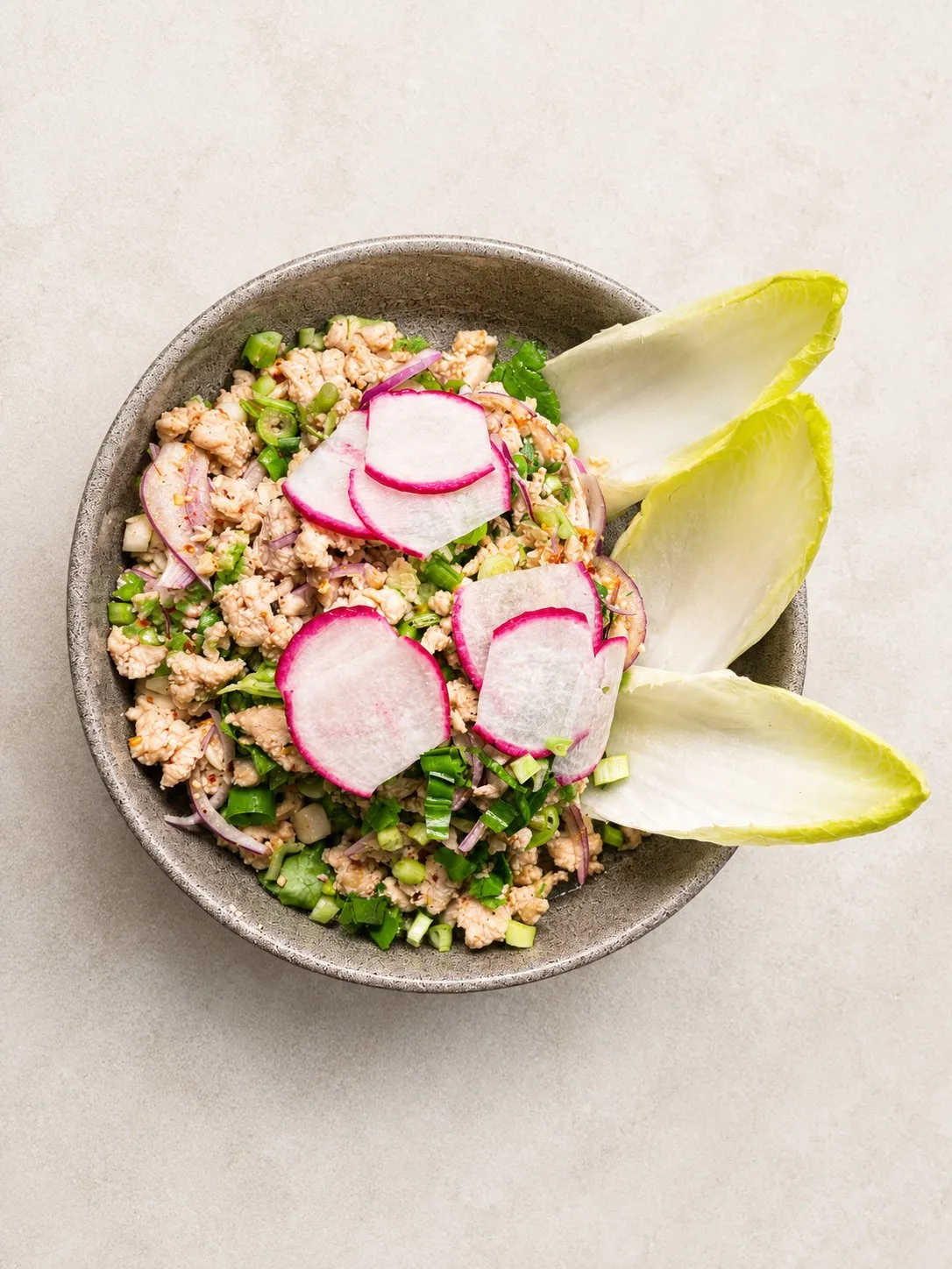 Laab Salat mit Hühnerfleisch – Herzhafter Salat mit Hühnerhack, Limette, Minze und geröstetem Reis.