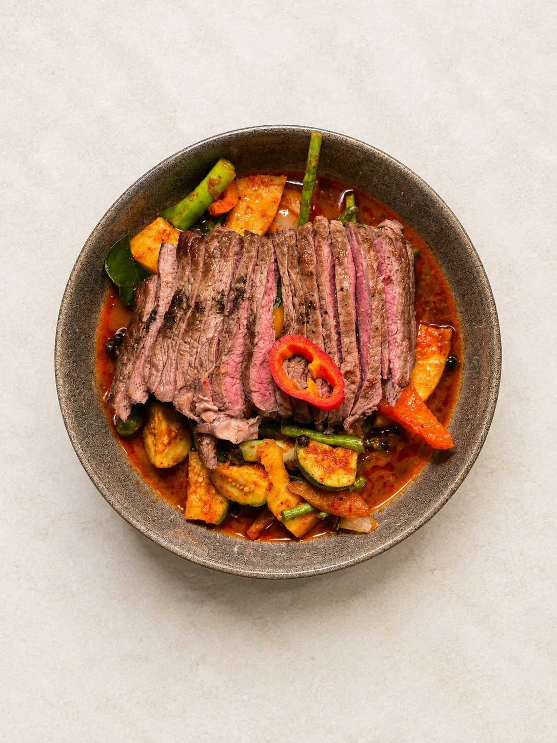 Phad Phet mit Rind-Entrecôte – Zartes Entrecôte, scharf gebraten mit Currypaste, Bohnen und Kaffirlimette.